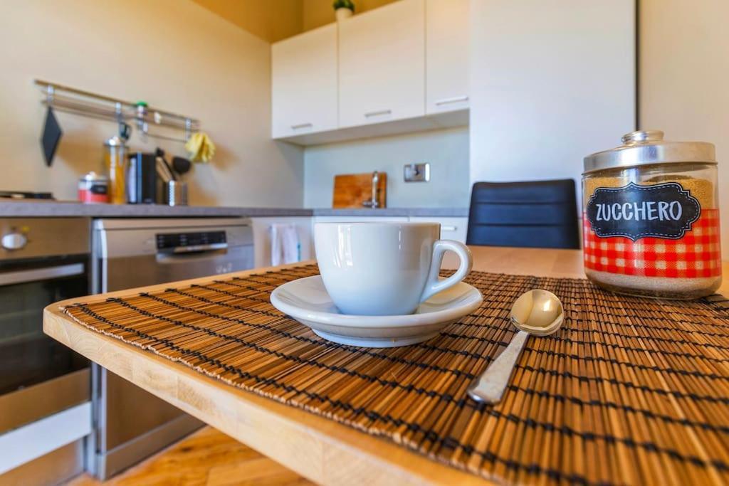 Sunny & Updated Flat With Panoramic City View 50M From M4 Stop 米兰 外观 照片